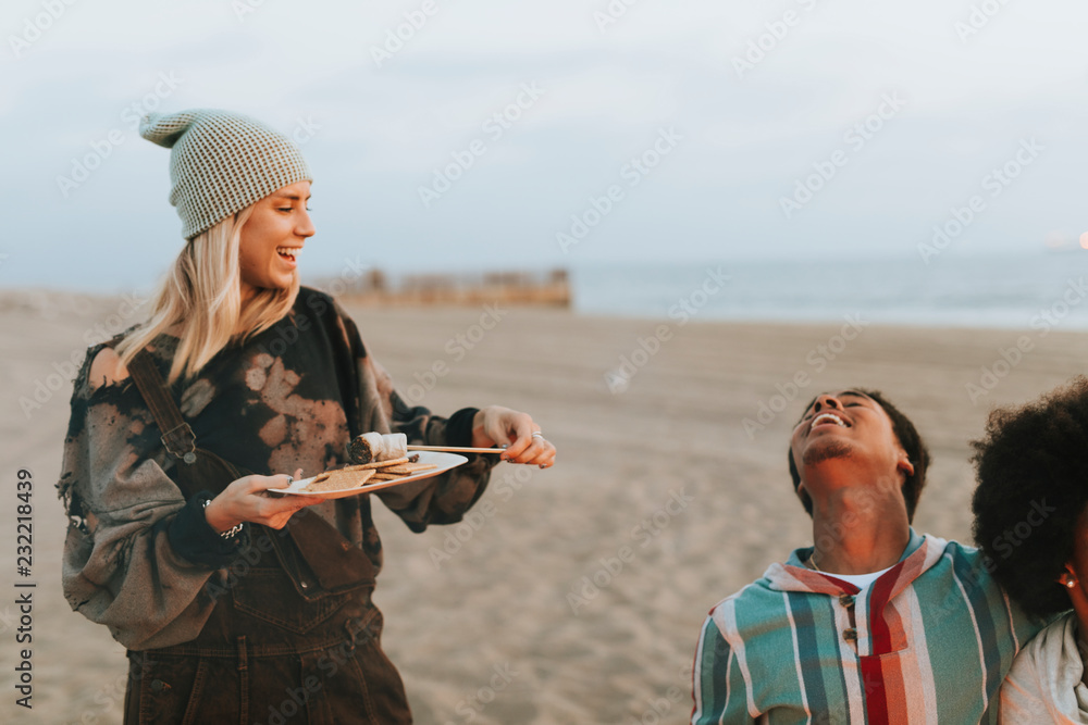 朋友们在海滩上狂欢