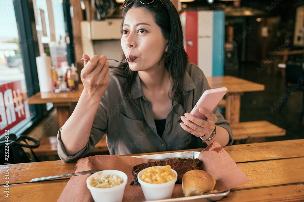 年轻女士用叉子吃饭。