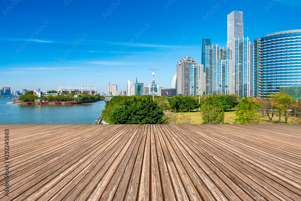 蓝天、空旷的大理石地板和上海城市建筑的天际线。