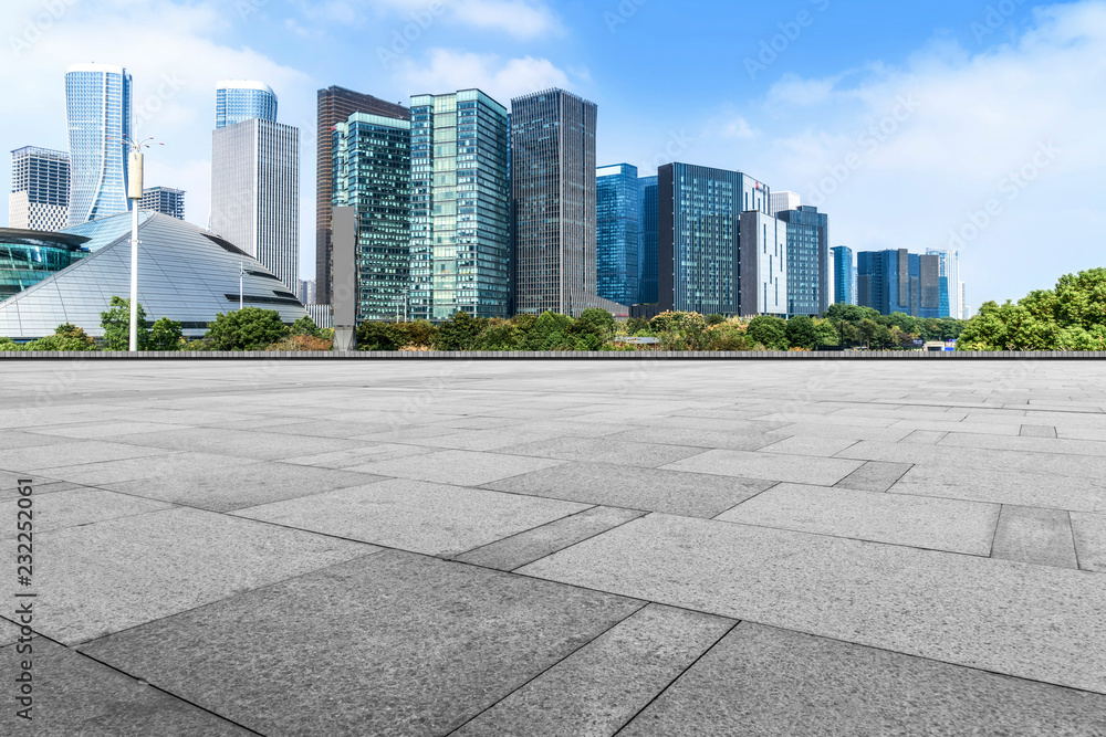 蓝天、空旷的大理石地板和杭州城市建筑的天际线。