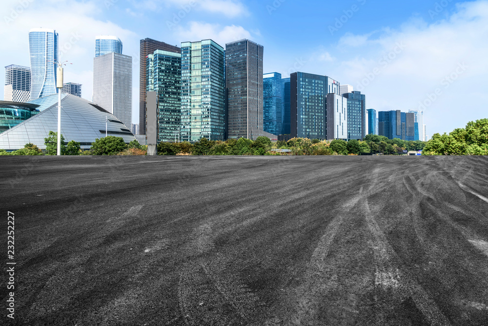 杭州城市建设的城市道路沥青路面和天际线