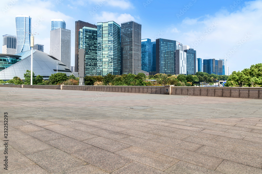 蓝天、空旷的大理石地板和杭州城市建筑的天际线。