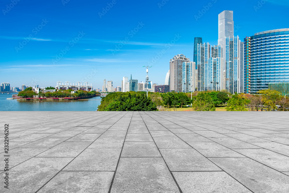 蓝天、空旷的大理石地板和上海城市建筑的天际线。