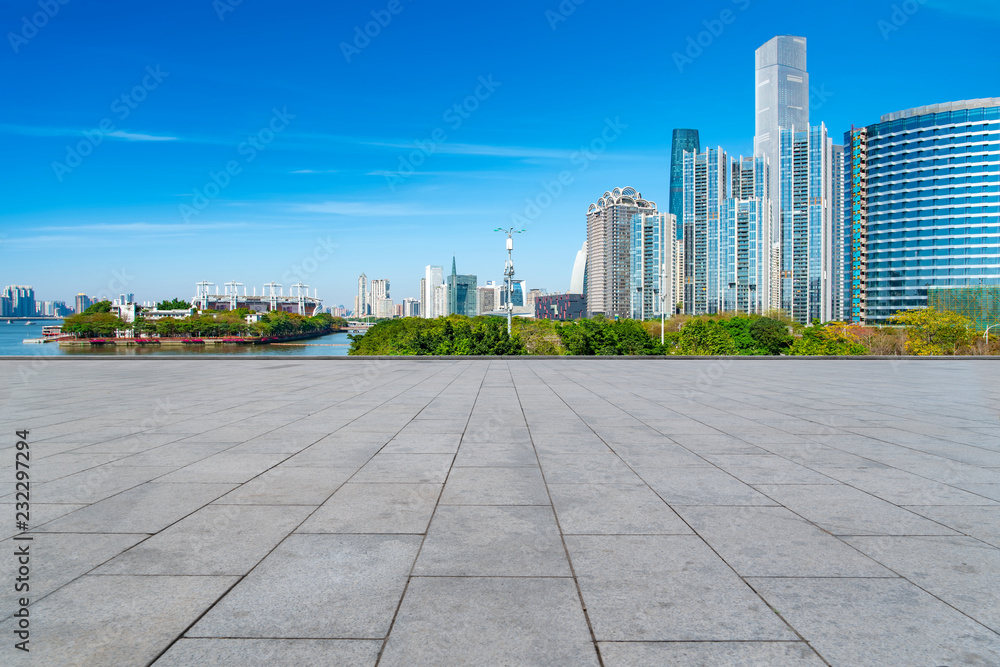 蓝天、空旷的大理石地板和上海城市建筑的天际线。