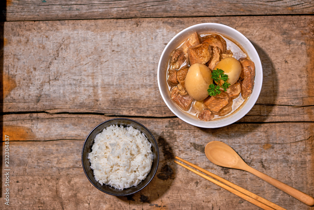 台湾菜。米饭炖猪肉和鸡蛋。