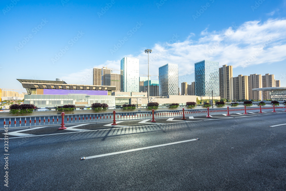 城市天际线的空柏油路