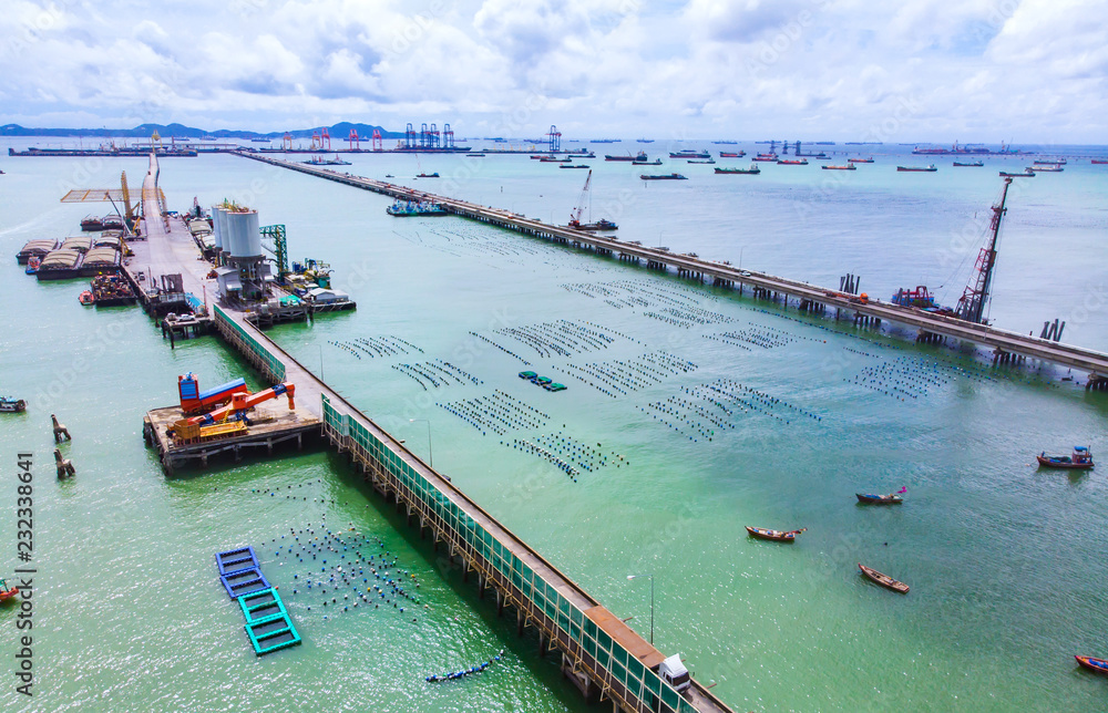 船舶油轮和液化石油气在港口海上出口。鸟瞰图