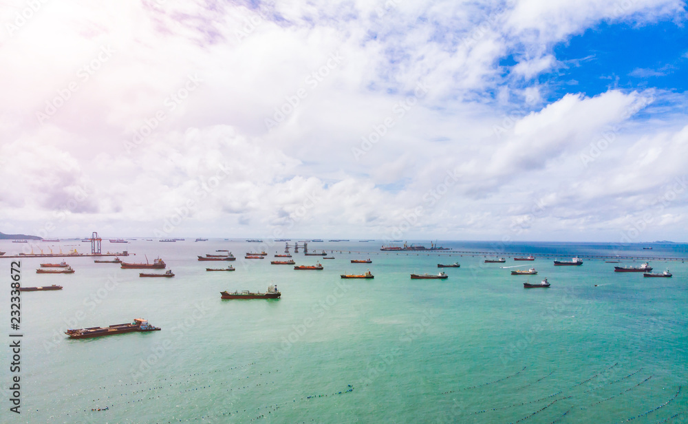 船舶油轮和液化石油气在港口海上出口。鸟瞰图