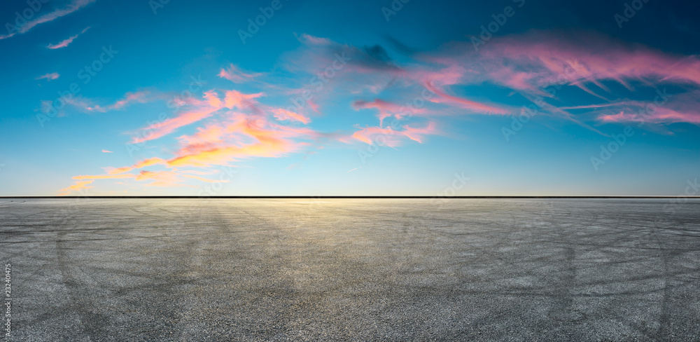 沥青路面和日落时壮观的天空全景