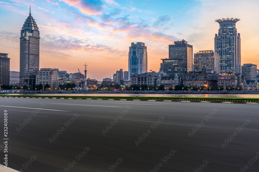 城市摩天大楼和道路沥青路面