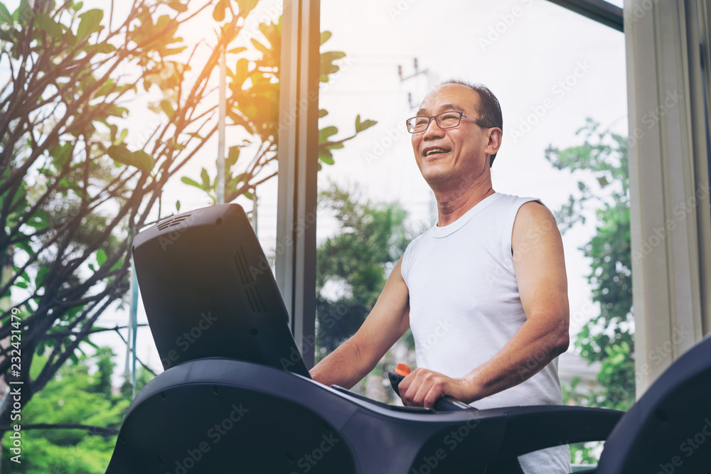 老年人在健身中心的跑步机上锻炼。成熟健康的生活方式。