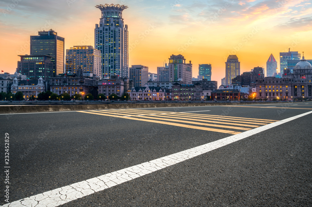 城市摩天大楼和道路沥青路面