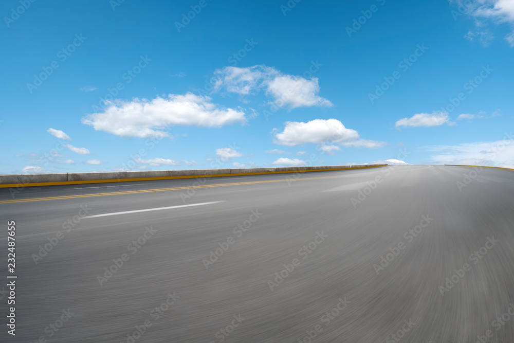 空旷的公路沥青路面和天空云朵景观……