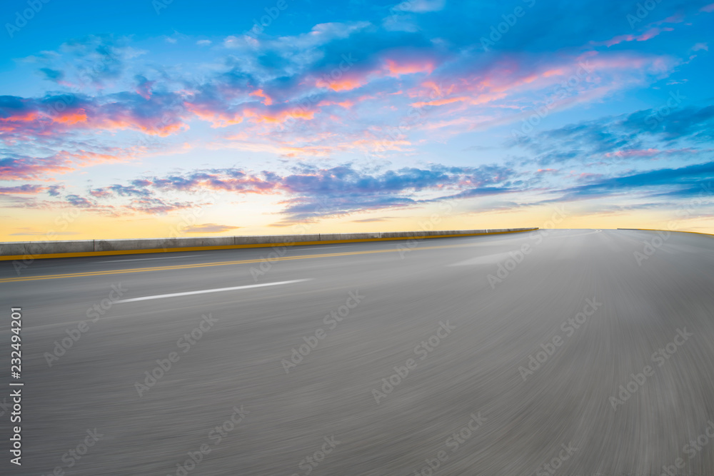 空旷的公路沥青路面和天空云朵景观……