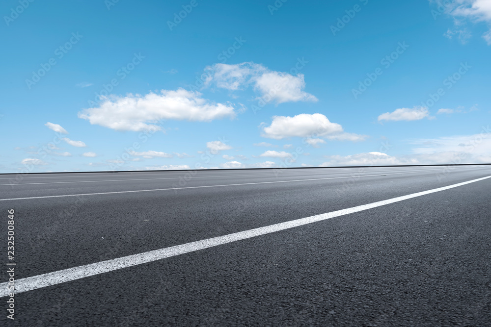 天空公路沥青路和美丽的天空日落风景