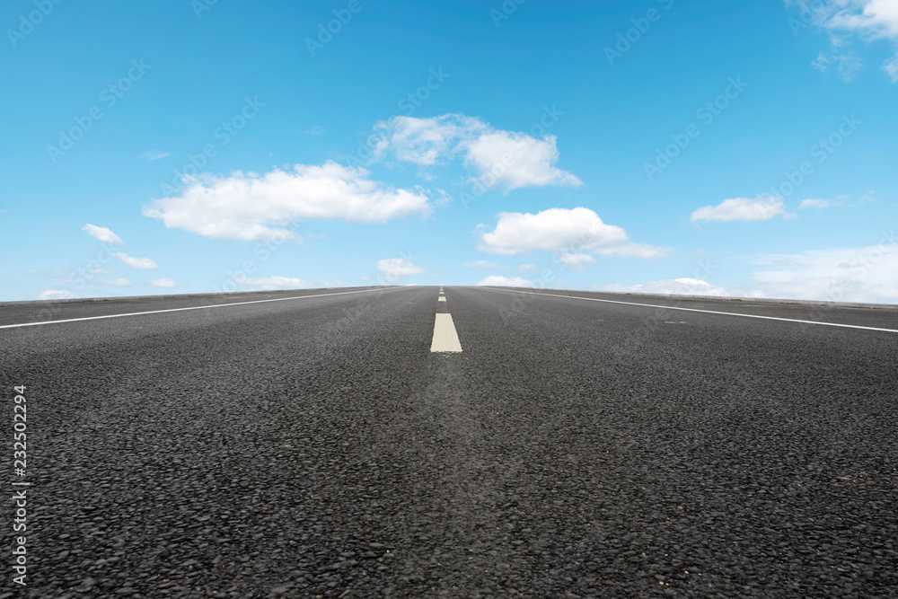 天空公路沥青路和美丽的天空日落风景