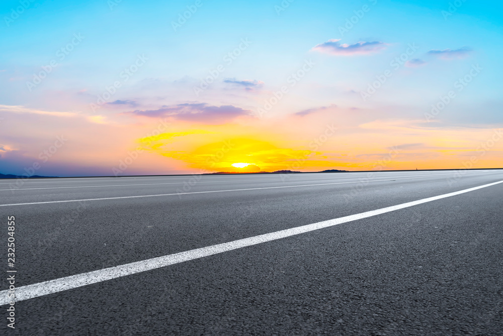 空旷的公路沥青路面和天空云朵景观……