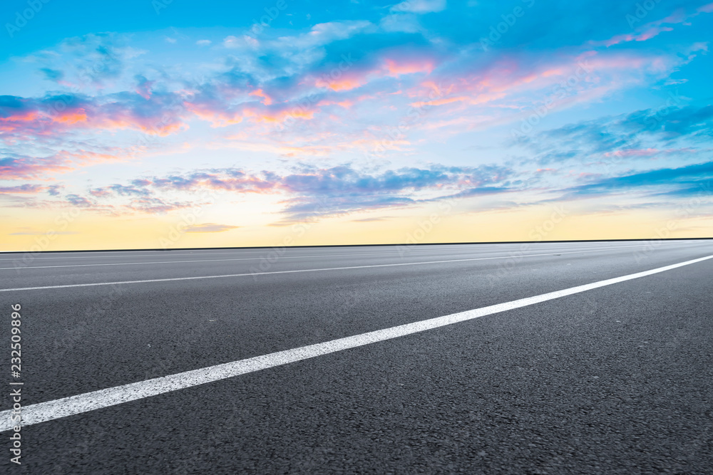 空旷的公路沥青路面和天空云朵景观……