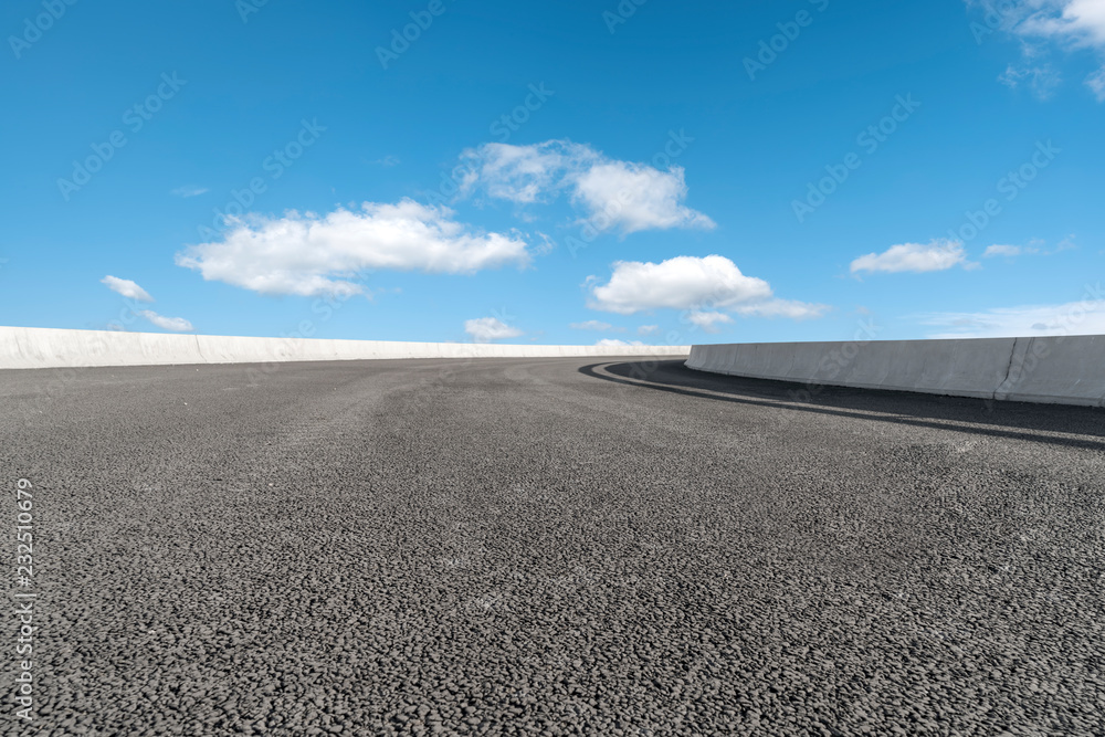 天空公路沥青路和美丽的天空日落风景