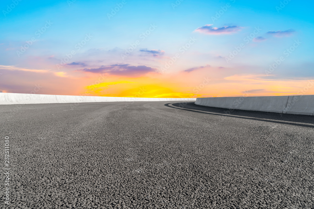 天空公路沥青路和美丽的天空日落风景