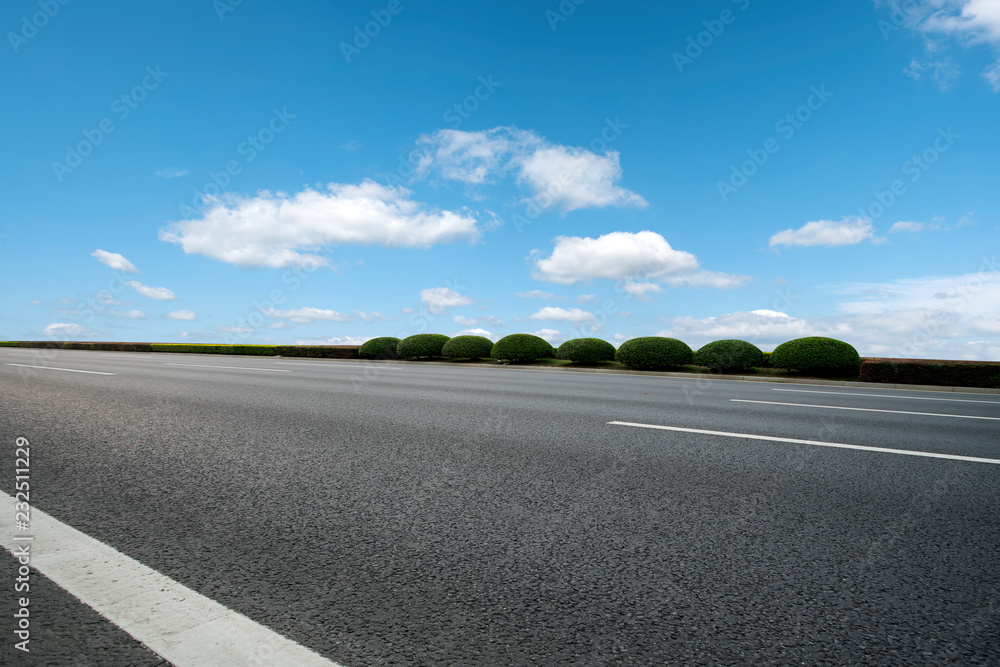 空旷的公路沥青路面和天空云朵景观……