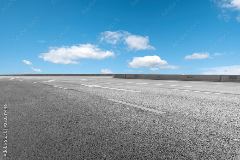 天空公路沥青路和美丽的天空日落风景