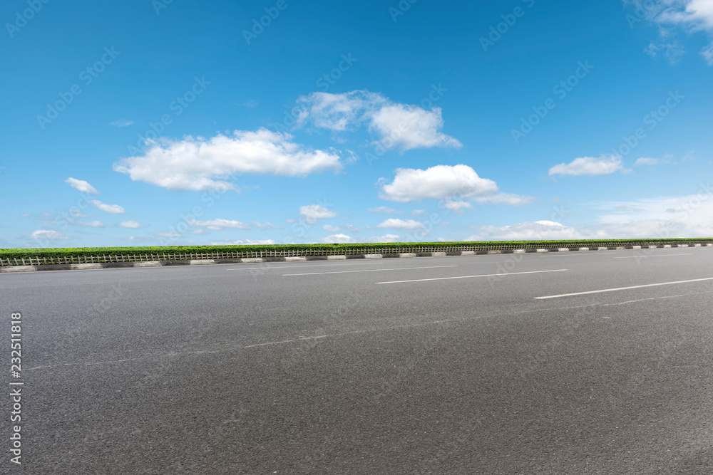 空旷的公路沥青路面和天空云朵景观……