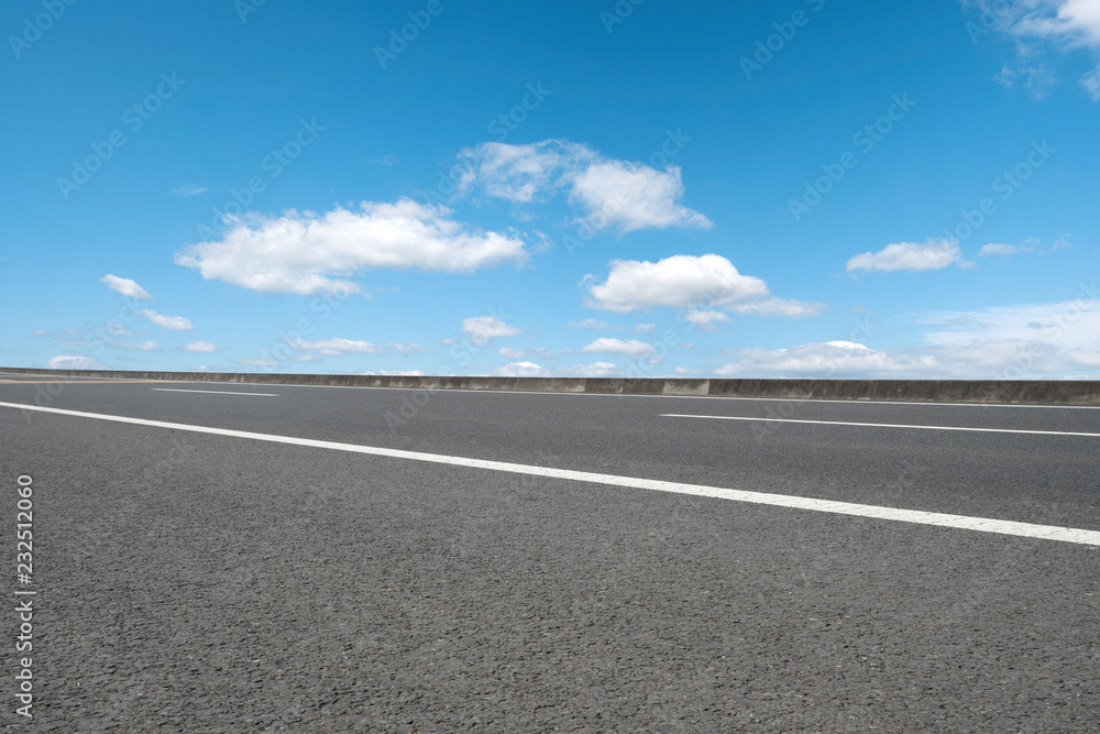 天空公路沥青路和美丽的天空日落风景