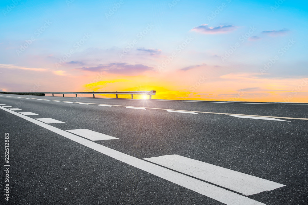 空旷的公路沥青路面和天空云朵景观……