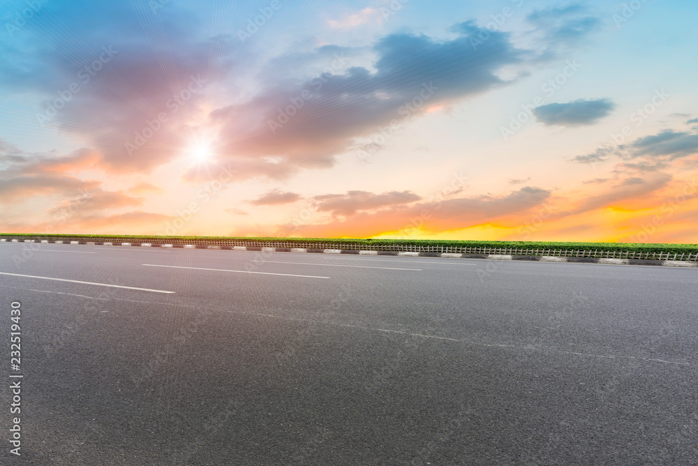 天空公路沥青路和美丽的天空日落风景