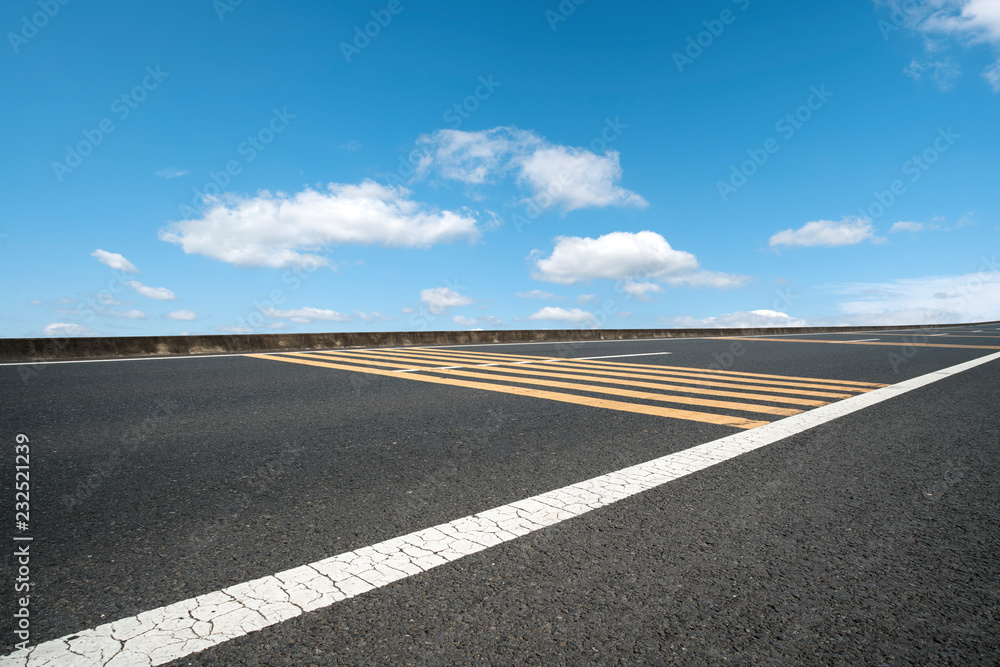 天空公路沥青路和美丽的天空日落风景