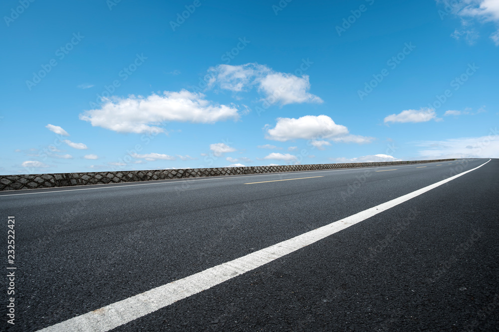 空旷的公路沥青路面和天空云朵景观……