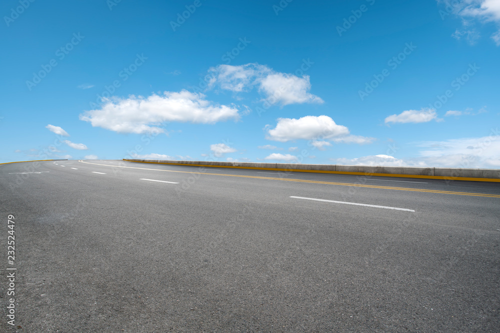 天空公路沥青路和美丽的天空日落风景