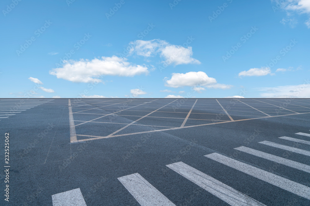 空旷的公路沥青路面和天空云朵景观……