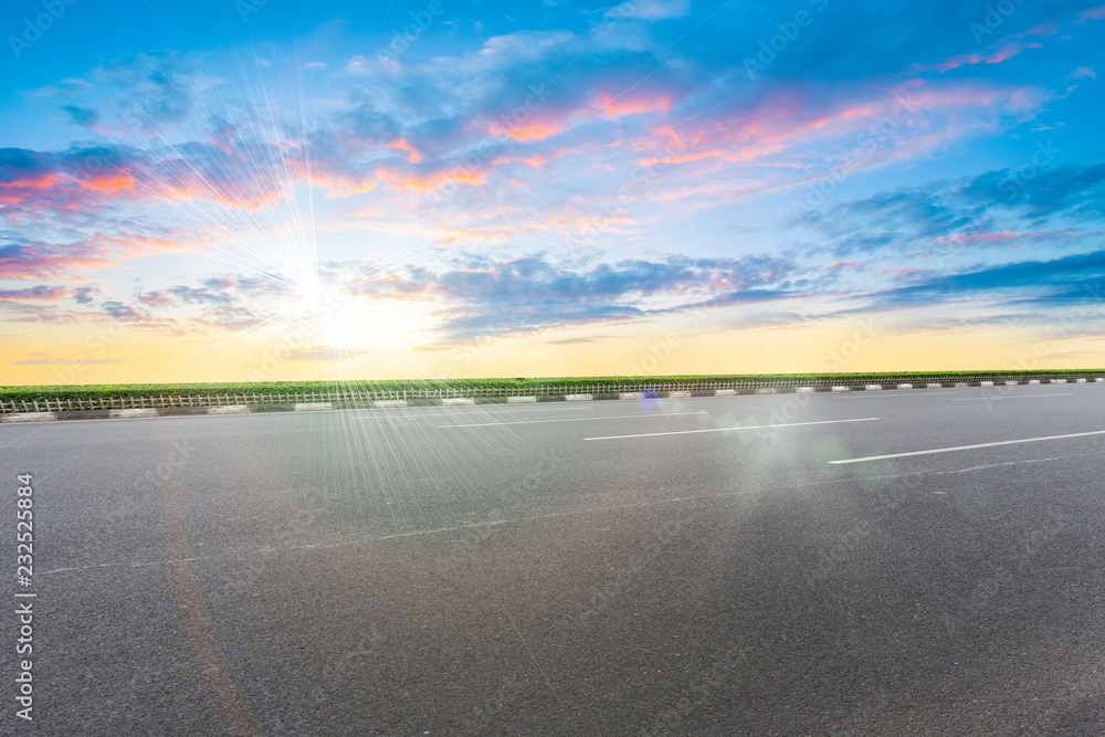 天空公路沥青路和美丽的天空日落风景