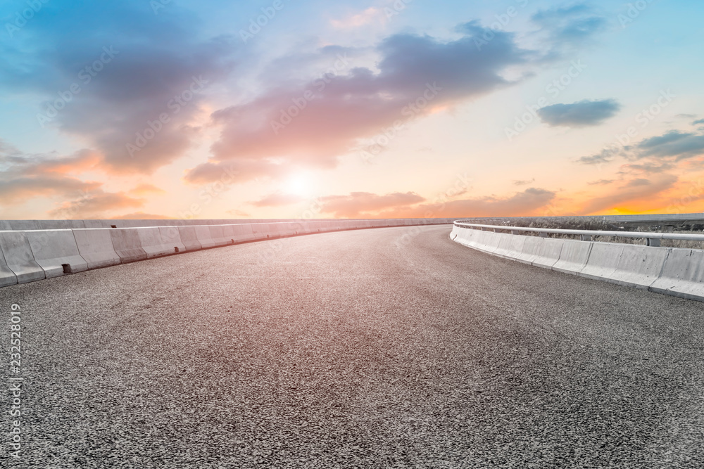 空旷的公路沥青路面和天空云朵景观……