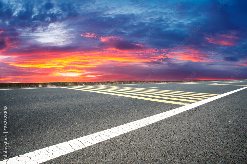 空旷的公路沥青路面和天空云朵景观……