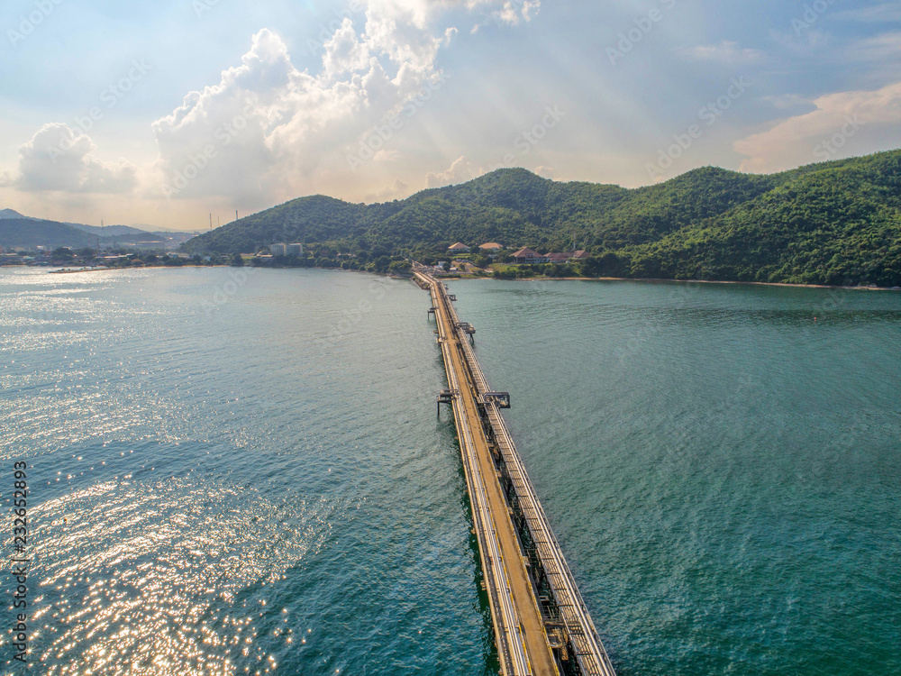 海上输油管道。鸟瞰图和俯视图。