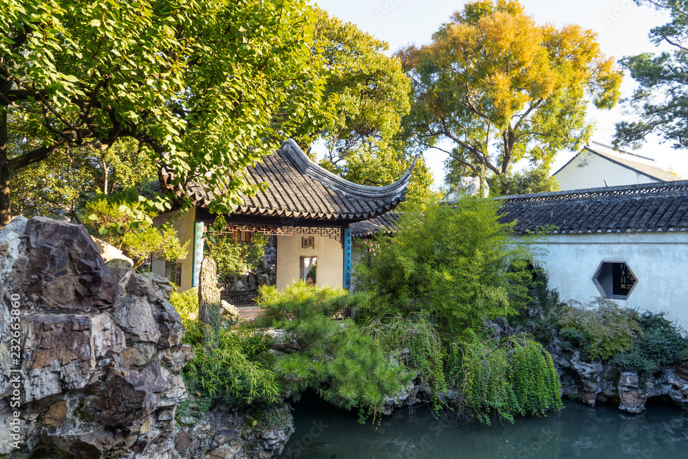 秋季花园，传统建筑