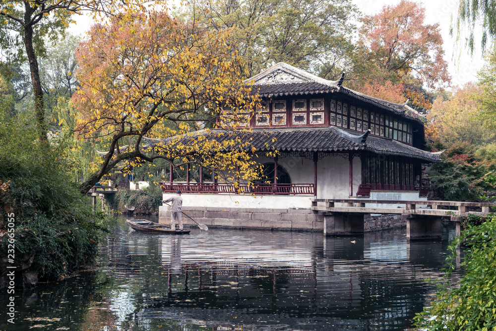 秋季花园，传统建筑