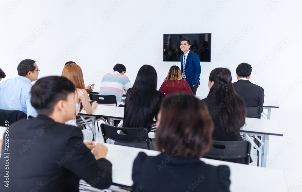 会议室里的商人演讲和讲师的听众