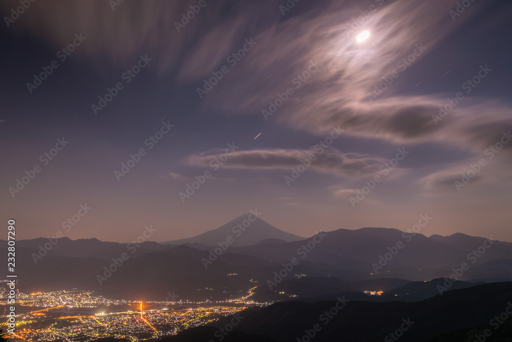 夜晚的富士山和高富市