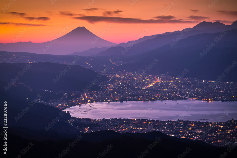 从塔卡波赤山看日出时的富士山和水和湖