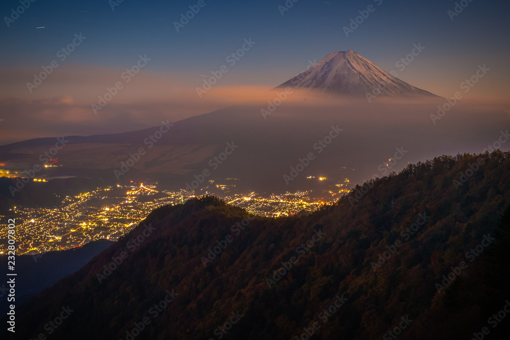 从三条山看日出时的富士山和富士吉田镇