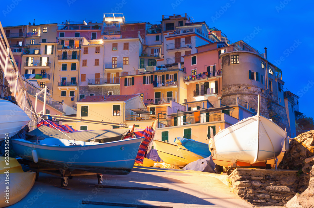 意大利马纳罗拉Cinque terre，夜晚五颜六色的房子