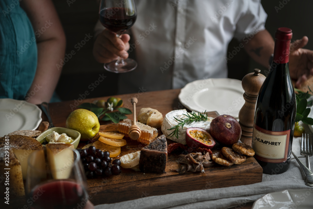 人们正在享受奶酪拼盘美食摄影食谱创意