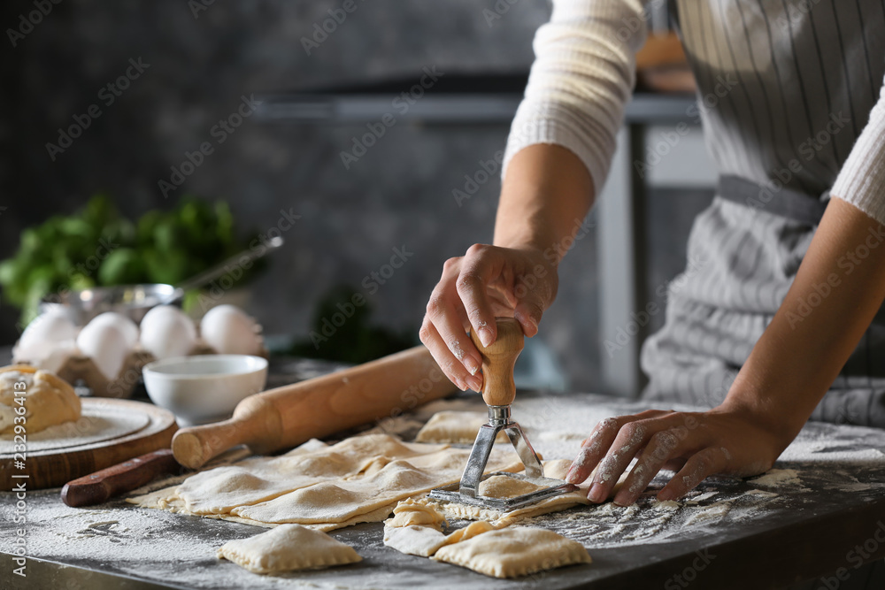 女人在餐桌上做美味的饺子