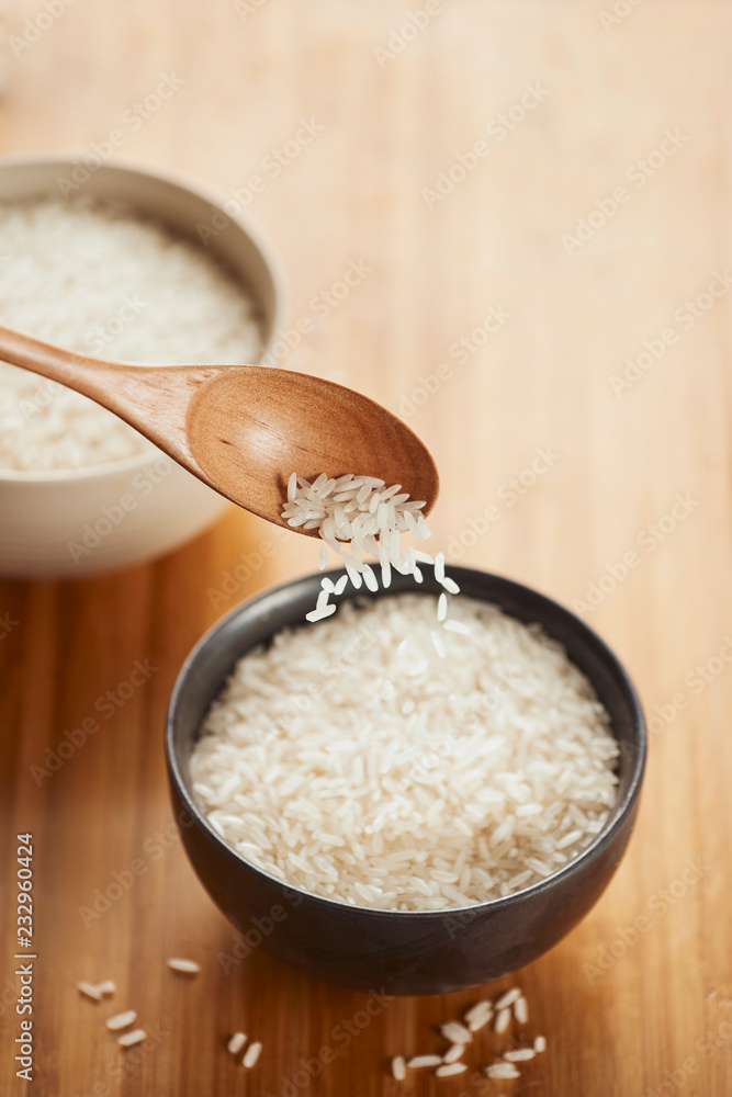 桌上碗里的白米饭。概念亚洲食品