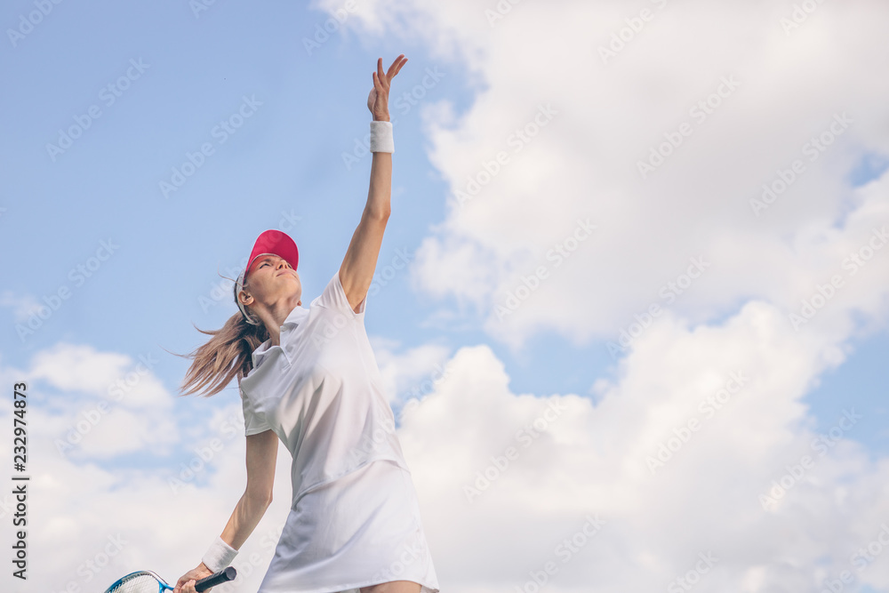 天空背景下的年轻女孩