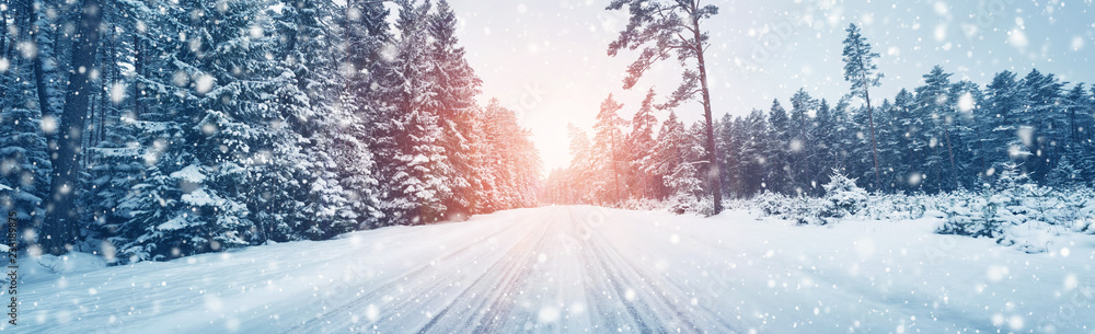 冬季道路，晴天被雪覆盖。黑色结冰沥青